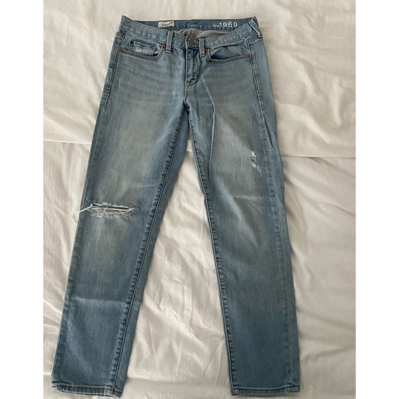 Gap light was relaxed low rise boyfriend jeans with slight distressing - Picture 1 of 2